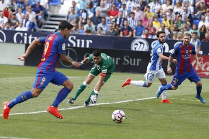 Els jugadors del FC Barcelona Luís Suárez i Lionel Messi superen el porter del Leganes, Jon Ander Serantes.