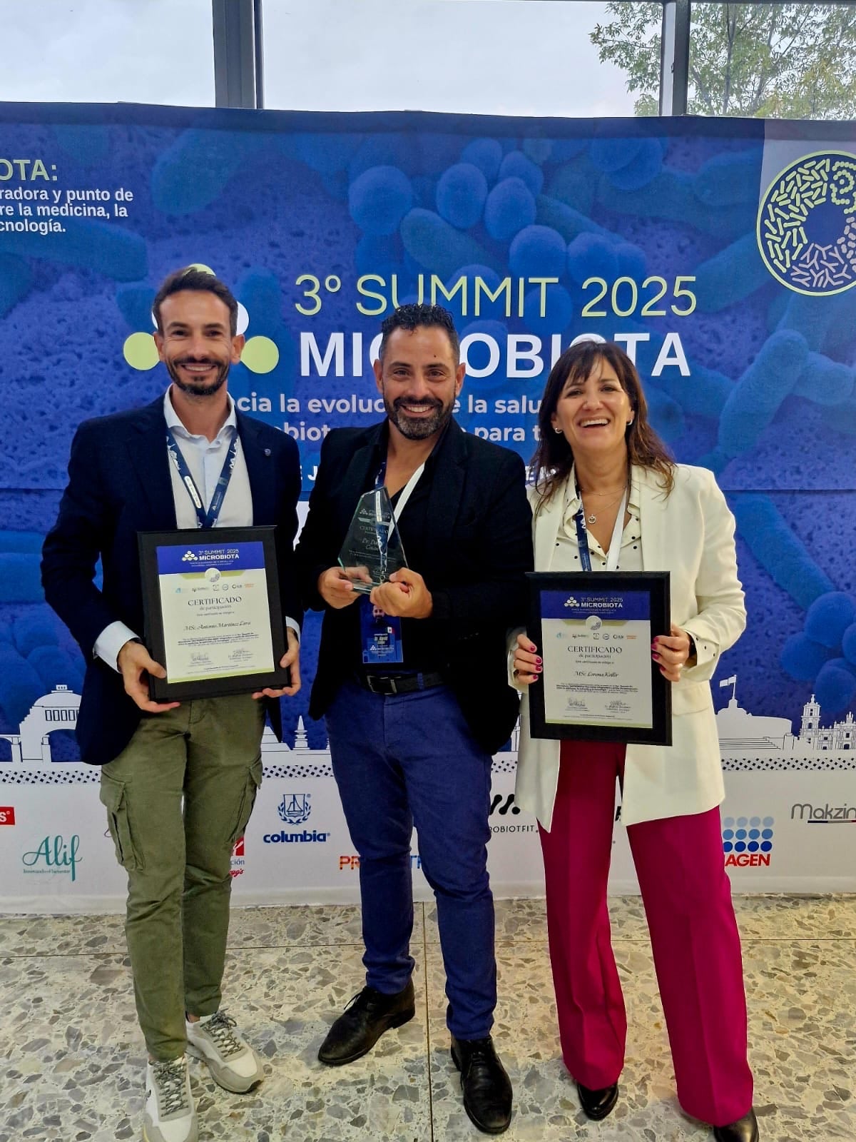 De izquierda a derecha, el director de operaciones, Antonio Martínez; el fundador y CEO, David Cotán (centro), y Lorena Keller, ‘Scientific Sales Representative’ en Argentina, en la tercera edición del Summit de Microbiota en Ciudad de México.
