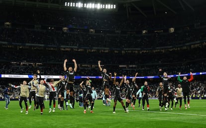 Los jugadores del Arsenal, celebran en el Santiago Bernabéu, el triunfo ante el Real Madrid.