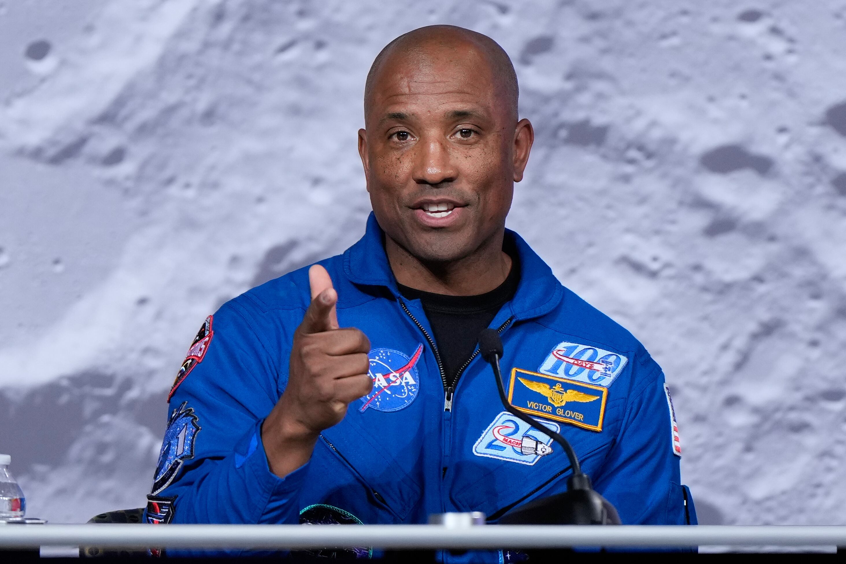 Victor Glover, piloto de Artemis 2: “Llevaremos humanos a Marte y, para ello, ganaremos a China la carrera al polo sur de la Luna”