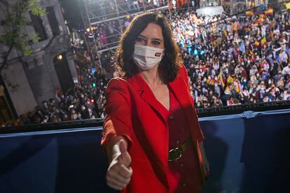 Ayuso celebra la victoria electoral desde el palco de la sede del PP en Madrid.