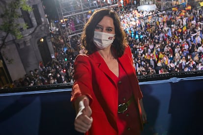 Isabel Díaz Ayuso celebra en la sede nacional del PP el triunfo en las elecciones autonómicas de la Comunidad de Madrid.