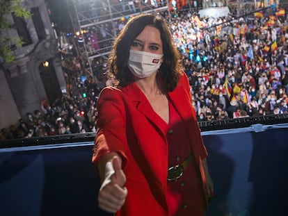 Ayuso celebra la victoria electoral desde el palco de la sede del PP en Madrid.