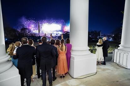 El presidente Joe Biden y la primera dama, Jill Biden, acompañados de su familia, observan los fuegos artificiales desde el balcón del Salón Azul de la Casa Blanca el pasado 20 de enero.