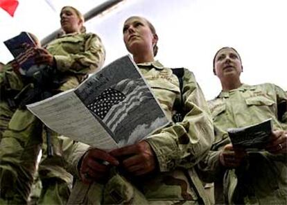 Militares destacados en la base afgana de Bagram rezan en memoria de las víctimas en 11-S.