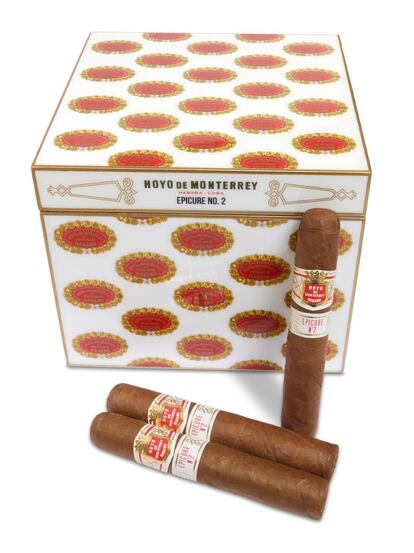 Hoyo de Monterrey estrena humidor con Epicure No.2 La caja, que se estrena en exclusiva para España, está acabada en madera de cedro y llama especialmente la atención por su diseño, inspirado en el logo de la marca. Además, incorpora un humidificador de perlas de gel que absorben la humedad del agua y se encargan de mantener en perfecto estado los habanos que contiene, redondeando el sabor del tabaco, domando su fortaleza y manteniendo un nivel aromático alto. Precio: 325 euros.