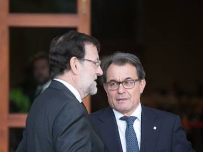 Rajoy parla amb Mas, en una imatge del 2015.