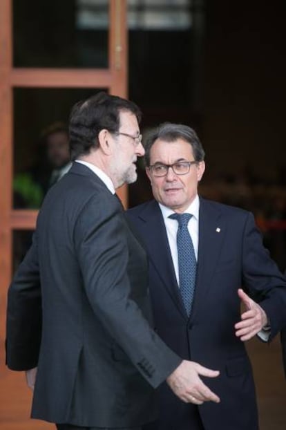 Rajoy charla con Mas, en una imagen de 2015.