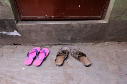 El calzado de una trabajadora sexual y su cliente mientras ambos pasan un rato en la habitación de ella. Burdel de Kandapara, en Tangail. (Mahmud Hossain Opu)