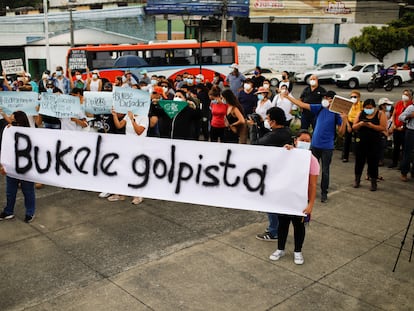 Um protesto contra as decisões de Nayib Bukele, em San Salvador, em 3 de maio.