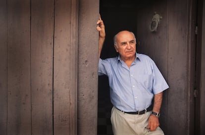 El poeta Francisco Brines, en su casa de Oliva, el 17 de julio de 2003.