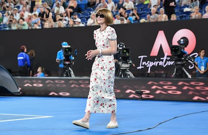 Anna Wintour
Uno ya lo ha visto todo cuando observa a Anna Wintour, la poderosa directora de Vogue USA y una de las personas más influyentes del mundo en la industria de la moda, combinar su vestido de referencia (largo y con estampado de flores) con unas sencillas alpargatas planas de rayas.
