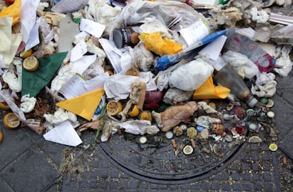 Noveno día de huelga del servicio de limpieza de Madrid. En la imagen, basura tirada en la calle San Bernardino, 14 de noviembre de 2013.