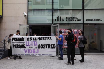 La veintena de miembros del Sindicat d'Habitatge del Barri del Poble Sec que esta mañana han ocupado la sede central de ERC en Barcelona, para denunciar el desalojo de una vivienda en la calle Lleida, han finalizado el acto de protesta y hacia las 11:00 horas han abandonado el lugar. En la imagen, algunos de los miembros del Sindicat d'Habitatge frente a la sede de ERC.