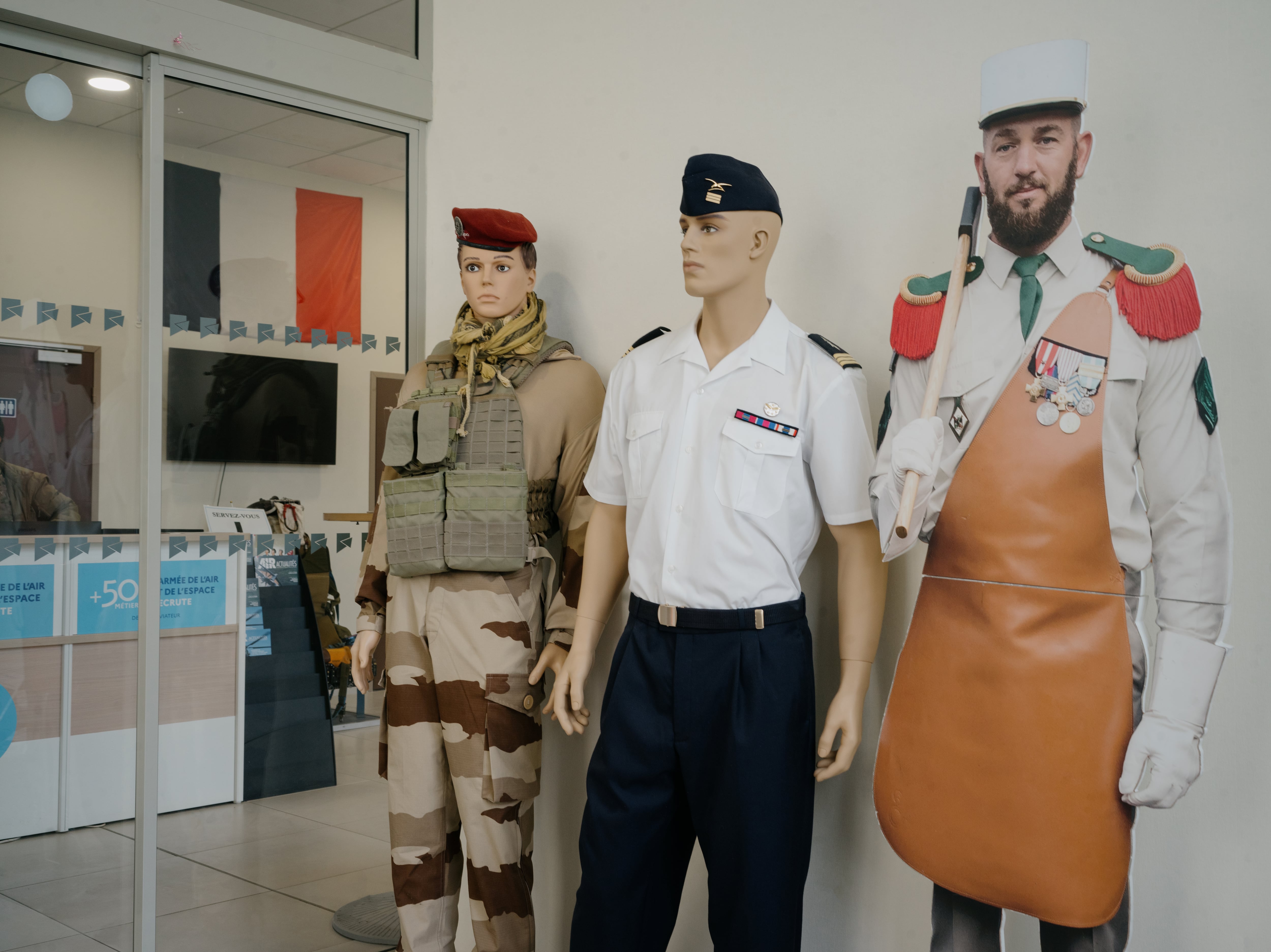 La entrada a la oficina central de reclutamiento del ejercito en Paris.