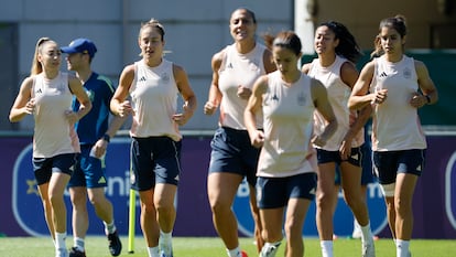 Desde la izquierda, Olga Carmona, Alexia Putellas, Cristina Martín-Prieto, Aitana Bonmatí, Leila Ouahabi y Alba Redondo, el jueves en un entrenamiento de la selección española en Lausana.