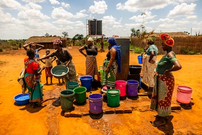 Un depósito de agua y un pozo construidos por Unicef han cambiado la vida del pueblo. Las mujeres y las niñas no tienen que perder horas de su día yendo al río a por agua.