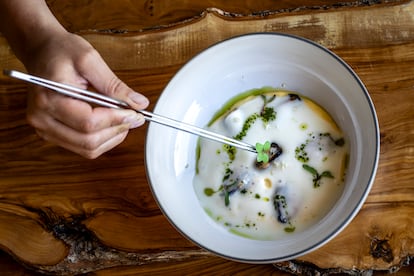 Clóchinas escaldadas con espuma de mayonesa y velo de queso de cabra. 