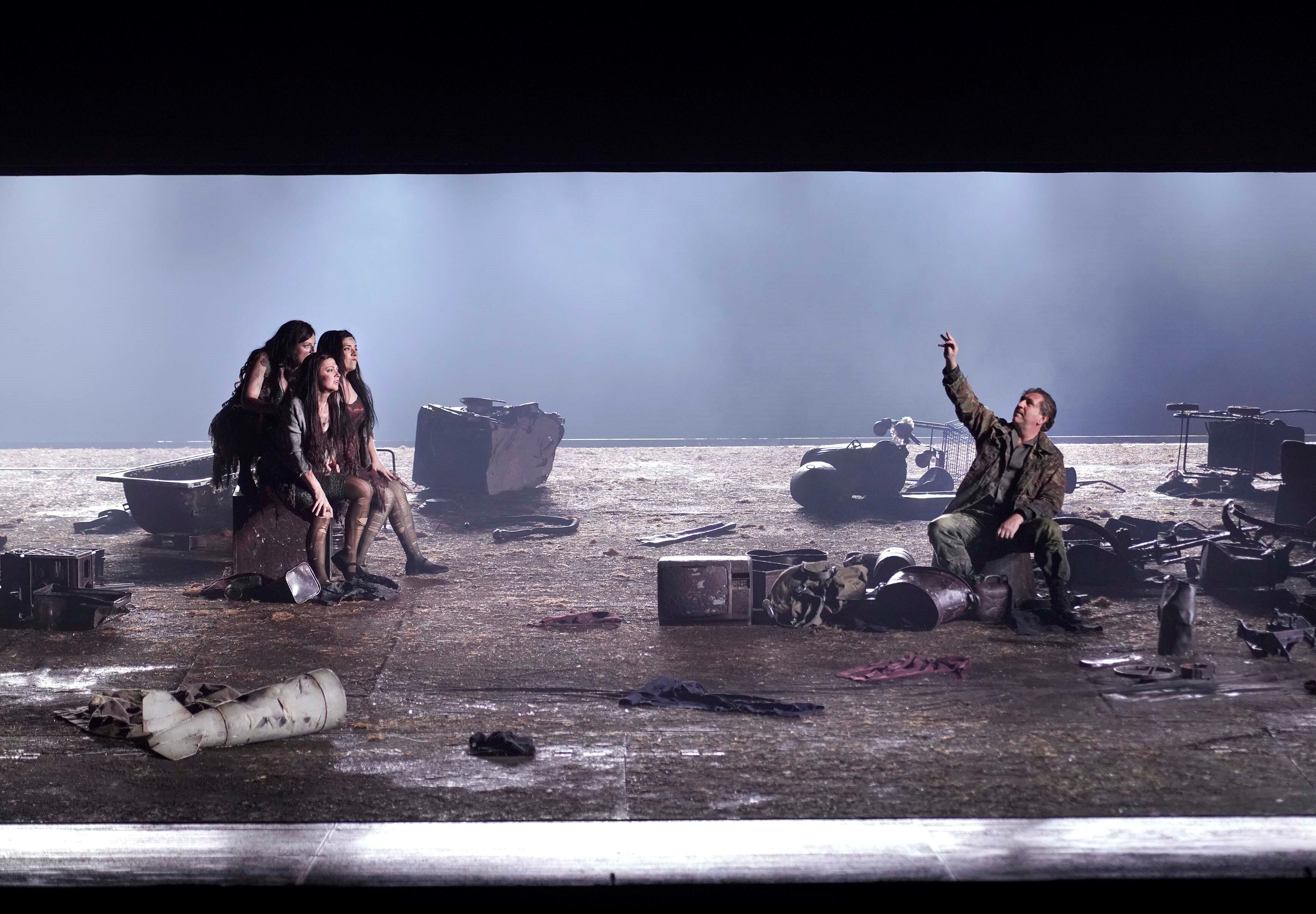 El encuentro entre las hijas del Rin y Siegfried, rodeados de desechos, en la escena primera del tercer acto.