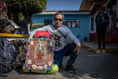 Entre las diversas peregrinaciones que salen de todos los estados, los peregrinos del Barrio de Santo Domingo, ubicado en el corazón de Puebla, recorren anualmente más de 130  kilómetros para llegar a la Basílica de Guadalupe. Los vecinos de este barrio han consolidado una familia alrededor de esta manda de fe que trasciende generaciones, pues José Roberto León 'El Meco', el más grande del barrio que ha caminado por El Paso de Cortés  por más de 40 años, acompaña a los más jóvenes que no llevan más de un año. Uno de los parajes más conocidos de las peregrinaciones es el Paso de Cortés, la brecha que existe entre los volcanes Popocatépetl e Iztaccíhuatl, más de 30 kilómetros de cerro, para cruzar de Puebla al Estado de México.