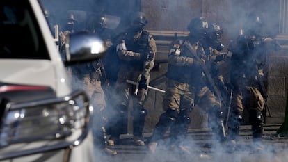 Policías militares lanzan gases contra la población en la Plaza Murillo, donde se encuentra la sede del Gobierno.