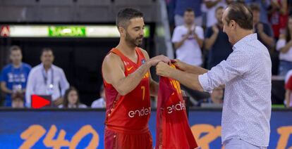 Epi entrega una camiseta conmemorativa a Navarro.