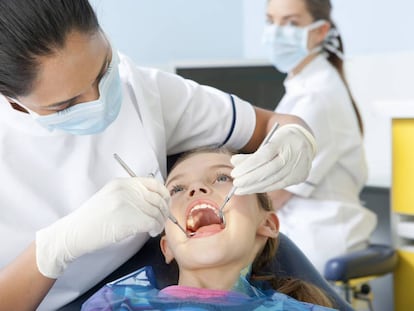 Una ni&ntilde;a en el dentista. 