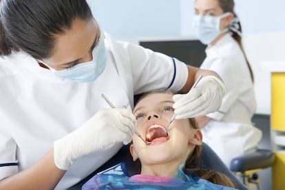 Una niña en el dentista.