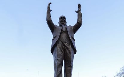La estatua de Juan Domingo Perón inaugurada el miércoles en Buenos Aires en un acto encabezado por Mauricio Macri.
