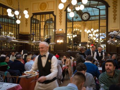 El comedor repleto de gente durante el servicio de comida en el Bouillon Chartier, en París.