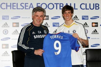 Fernando Torres posa por primera vez con la camiseta del Chelsea junto a su nuevo entrenador Carlo Ancelotti.