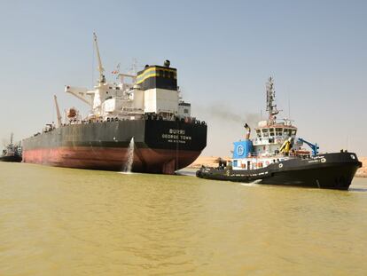 Un petrolero es remolcado en el canal de Suez, en una foto de archivo.