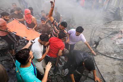 Palestinos recuperaban este lunes el cuerpo de un ni?o de los escombros de un edificio bombardeado en Jan Yunis, en la franja de Gaza.