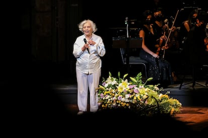 La homenajeada en el escenario del Palacio de Bellas Artes.