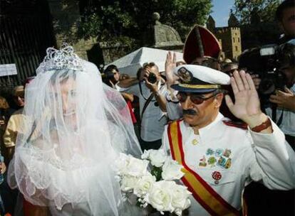 La comparsa Os Maracos, vestidos de Franco y Carmen Polo.