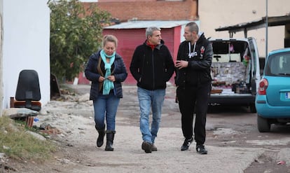  El actor Alberto San Juan pasea por la Cañada Real junto a los vecinos Ros y Quique. 
