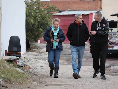  El actor Alberto San Juan pasea por la Cañada Real junto a los vecinos Ros y Quique. 