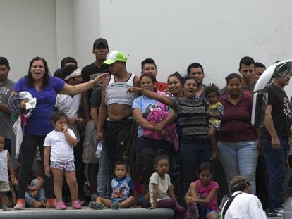 Migrantes piden mejores condiciones en un centro de detención en Tapachula (Chiapas).