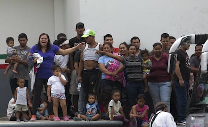 Migrantes piden mejores condiciones en un centro de detención en Tapachula (Chiapas).