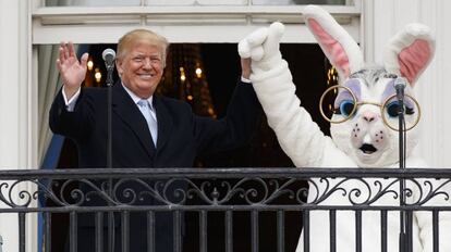 Donald Trump, nesta segunda-feira, com um coelho da Páscoa na sacada da Casa Branca