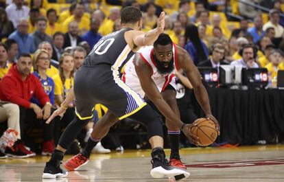 Curry defiende ante Harden.