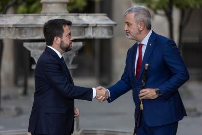 El presidente de la Generalitat, Pere Aragones, saluda al alcalde Jaume Collboni, el día de su investidura. El socialista reclama al Govern los compromisos adquiridos con Barcelona.
