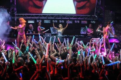 Paris Hilton ante su público en una de las sesiones de 'Foam and Diamonds' en la discoteca Amnesia de Ibiza.