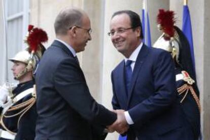El presidente de Francia, François Hollande (d), recibe al primer ministro italiano, Enrico Letta (i). EFE/Archivo