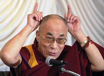 El Dalai Lama gesticula durante una rueda de prensa ayer en Narita, al este de Tokio.