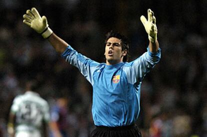 Victor Valdez celebra uno de los goles del Barcelona.