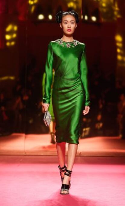 Una modelo desfila en el 'show' de Schiaparelli en la semana de la alta costura en París.