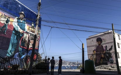 En el edificio de la izquierda, Las glorias populares (2016), de TEO. En el de la derecha, El lechero (2016), de Alapinta, en el barrio de Cerro Lecheros.