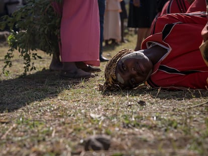 Una niña de la tribu sebei de Kapchorwa, al noreste de Uganda, recrea la ceremonia a la que se someten antes de la mutilación genital femenina (MGF).