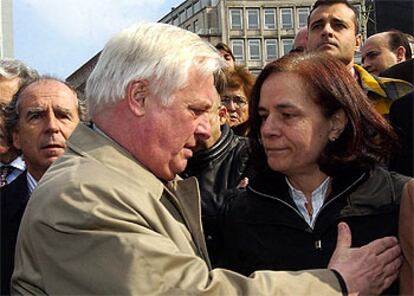 El comisario europeo de Relaciones Exteriores, Christopher Patten, consuela a una emocionada Loyola de Palacio, vicepresidenta de la Comisión Europea, en una concentración silenciosa en Bruselas.